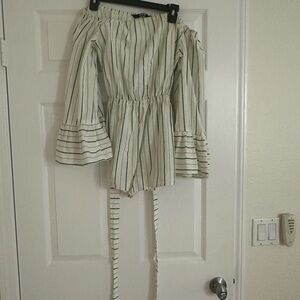 Striped Off-Shoulder jumper with bell sleeves. White and green